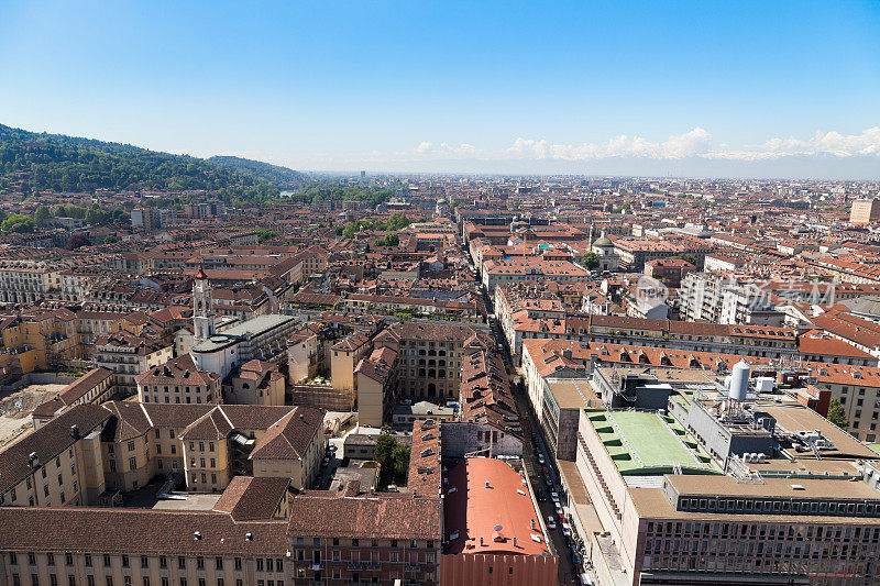 从Mole Antonelliana看城市和阿尔卑斯山，都灵，意大利